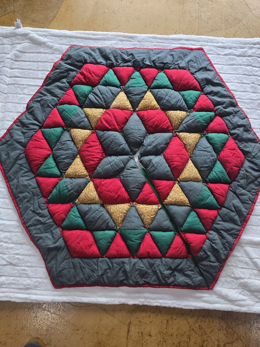 Handmade Puff Biscuit Quilt Christmas Tree Skirt Red Green Patchwork Holiday